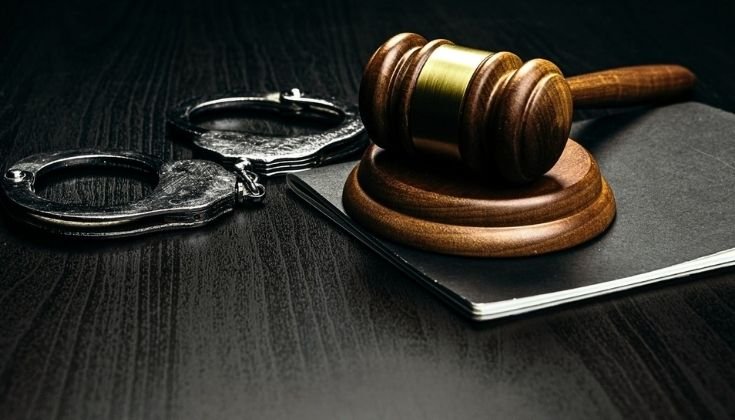 Türkiye'de ceza davaları, suç duyurusunda bulunma, hakaret, tehdit, şantaj, mala zarar verme ve benzeri tüm cezai davalarda karakol, savcılık ve mahkeme işlemlerinde Birbilen hukuk bürosu olarak şahıs ve şirketlere yardımcı oluyoruz.